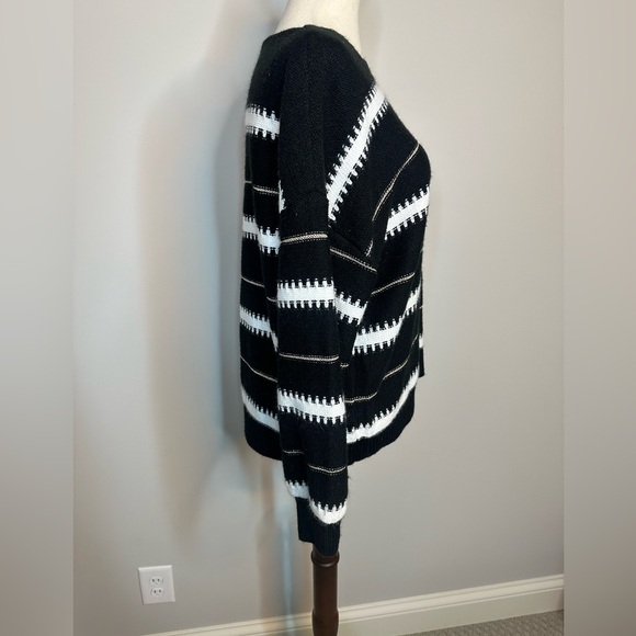 Sz L no brand black and white boat neck sweater soft wide sleeve - Picture 3 of 6